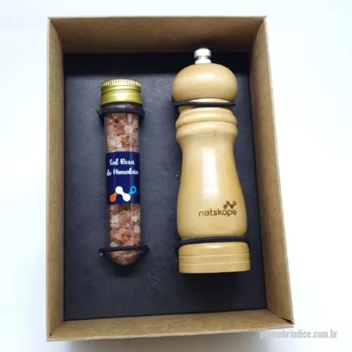 Kit tempero personalizado - Kit tempero Personalizado D1300 com sua logomarca. 20 anos ajudando a cotar Brindes Promocionais com várias empresas num único clique. Kit Tempero personalizado em caixa de papel, Moedor e Tubete com tempero. Gravação no moedor, tubete personalizado e tampa da caixa.Kit Tempero personalizado em caixa de papel, Moedor e Tubete com tempero. Gravação no moedor, tubete personalizado e tampa da caixa.Kit tempero Personalizado, 149155, Design Promo Kits Corporativos. Clique e Cote no Portal PromoBríndice!