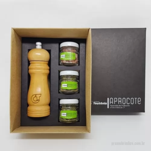 Kit tempero personalizado - Kit tempero Personalizado D1302 com sua logomarca. 20 anos ajudando a cotar Brindes Promocionais com várias empresas num único clique. Kit Tempero personalizado em caixa de papel, Moedor e 3 Potes com temperos e pimentas.Kit Tempero personalizado em caixa de papel, Moedor e 3 Potes com temperos e pimentas.Kit tempero Personalizado, 149160, Design Promo Kits Corporativos. Clique e Cote no Portal PromoBríndice!