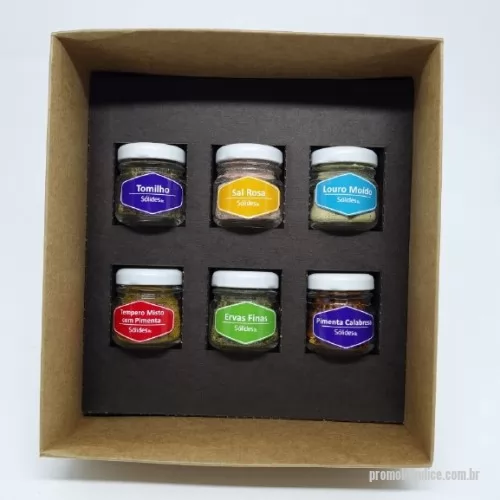 Kit tempero personalizado - Kit tempero Personalizado D1206 com sua logomarca. 20 anos ajudando a cotar Brindes Promocionais com várias empresas num único clique. Kit Tempero personalizado em caixa de papel, 6 Potes com Temperos e pimentas.Kit Tempero personalizado em caixa de papel, 6 Potes com Temperos e pimentas.Kit tempero Personalizado, 149162, Design Promo Kits Corporativos. Clique e Cote no Portal PromoBríndice!
