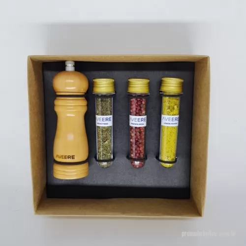 Kit tempero personalizado - Kit tempero Personalizado D1316 com sua logomarca. 20 anos ajudando a cotar Brindes Promocionais com várias empresas num único clique. Kit Tempero personalizado em caixa de papel, Moedor e 3 Tubetes pet com temperos e pimentas.Kit Tempero personalizado em caixa de papel, Moedor e 3 Tubetes pet com temperos e pimentas.Kit tempero Personalizado, 149164, Design Promo Kits Corporativos. Clique e Cote no Portal PromoBríndice!
