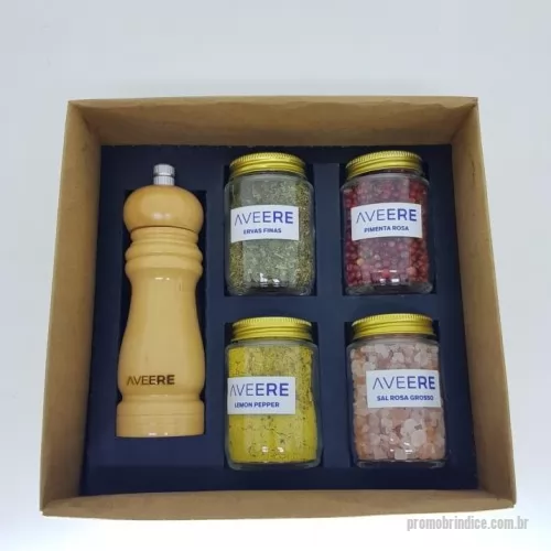 Kit tempero personalizado - Kit tempero Personalizado D1319 com sua logomarca. 20 anos ajudando a cotar Brindes Promocionais com várias empresas num único clique. Kit Tempero personalizado em caixa de papel, Moedor e 4 Potes com temperos e pimentas.Kit Tempero personalizado em caixa de papel, Moedor e 4 Potes com temperos e pimentas.Kit tempero Personalizado, 149165, Design Promo Kits Corporativos. Clique e Cote no Portal PromoBríndice!