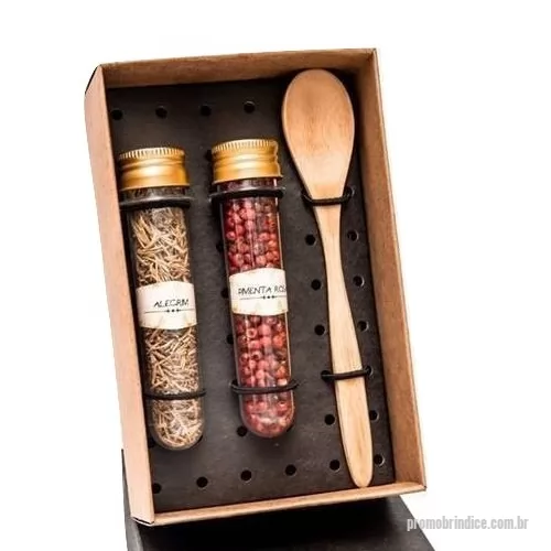 Kit tempero personalizado - Kit tempero Personalizado D1217 com sua logomarca. 20 anos ajudando a cotar Brindes Promocionais com várias empresas num único clique. Kit Tempero personalizado em caixa de papel, Colher de madeira e 2 Tubetes pet com temperos e pimentas.Kit Tempero personalizado em caixa de papel, Colher de madeira e 2 Tubetes pet com temperos e pimentas.Kit tempero Personalizado, 149167, Design Promo Kits Corporativos. Clique e Cote no Portal PromoBríndice!