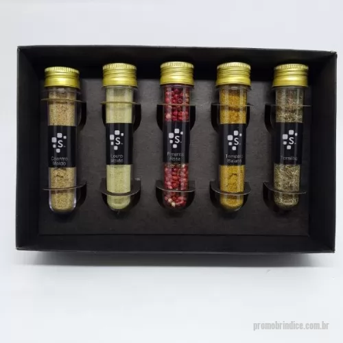 Kit tempero personalizado - Kit tempero Personalizado D1220 com sua logomarca. 20 anos ajudando a cotar Brindes Promocionais com várias empresas num único clique. Kit Tempero personalizado em caixa de papel, 5 Tubetes pet com temperos e pimentas.Kit Tempero personalizado em caixa de papel, 5 Tubetes pet com temperos e pimentas.Kit tempero Personalizado, 149169, Design Promo Kits Corporativos. Clique e Cote no Portal PromoBríndice!