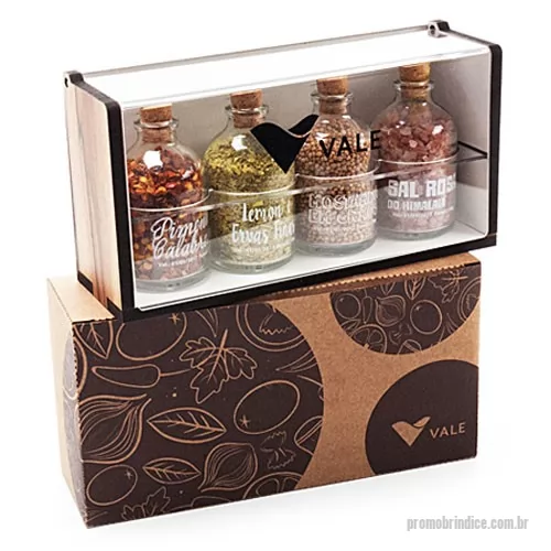 Kit tempero personalizado - Kit composto por 4 frascos de vidro com os seguintes temperos: Sal Rosa, Lemon e Ervas Finas, Pimenta Calabresa Flocada e Mostarda em grãos, e outras combinações, acondicionados em caixa de madeira MDF formato 19,5 x 10,5 x 6 cm com tampa de acrílico, acondicionado em caixa de papel kraft 350 g. A personalização é em silkscreen 1 cor na tampa da caixa e na tampa de acrílico..