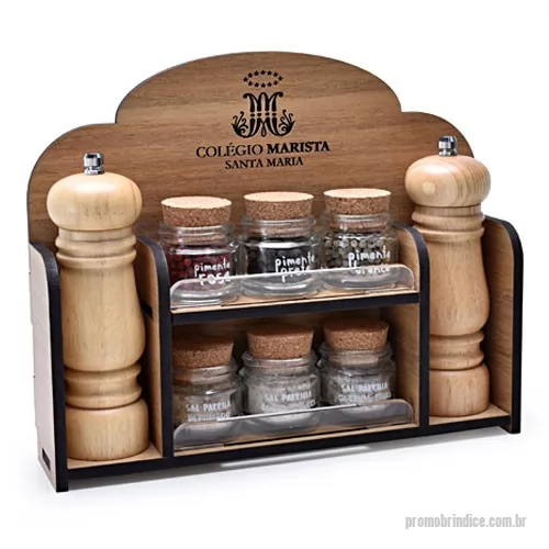 Kit tempero personalizado - Kit composto por 6 potes de vidro com tempero – Pimenta Rosa, Pimenta Preta, Pimenta Branca, Sal Parrilla Defumado, Sal Parrilla Chimichurri, Sal Parrilla Ervas Florais e 1 moedor de madeira. Os produtos são acondicionados em caixa de madeira MDF ecológica. A personalização na embalagem de madeira, na embalagem externa de papel kraft e nos 2 moedores é em silkscreen 1 cor. Formato da caixa 28 x 23 x 6,5 cm