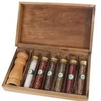 O Kit Tempero com Moedor C830 em caixa de madeira envelhecida possui 01 moedor de pimenta de madeira e 06 tubetes de PVC com temperos a escolher com gravação na tampa da caixa, moedor e rótulo personalizado nos tubetes. Escolha já a personalização da caixa e faça um orçamento.