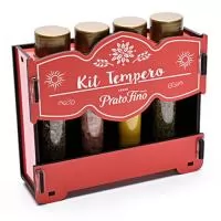 Kit composto por 4 ampolas de tempero, com suporte em madeira cortado a laser, embalado em plástico shrink. A personalização é em silkscreen a 1 cor no suporte de madeira. Temperos inclusos - Mostarda em pó, Manjericão, Orégano e Sal rosa.