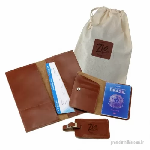 Kit viagem personalizado - Kit Viagem com Embalagem – KV1 pode ser confeccionado em couro ou sintético nobre diversas opções de materiais e cores (modelo da foto foi confeccionado no couro legitimo havana telha). É composto por 4 itens, porta passaporte (PP7) + identificador de bagagem (IB1) + porta voucher (PVH2) + embalagem grande de algodão com personalização em etiqueta (ESA2). Personalização com gravação em baixo relevo ou silkscreen 1 cor.