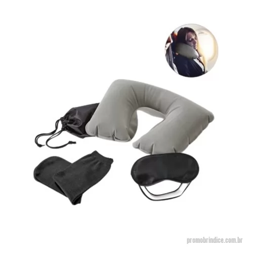 Kit viagem personalizado - Kit de viagem composto por almofada de pescoço, máscara para dormir, tampões para ouvidos (não é um equipamento de proteção individual) e 1 par de meias. Fornecido com bolsa em 190T. Bolsa: 150 x 200 mm