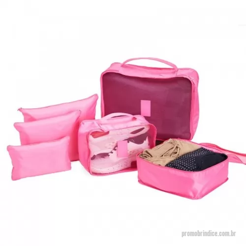 Kit viagem personalizado - Kit necessaire com 6 peças confeccionadas em nylon. O conjunto de necessaires possui tamanhos diferenciados, sendo 3 unidades com: alça para transporte, zíperes com pegadores emborrachados, parte frontal com malha de nylon e plaquinha emborrachada para personalização; possui também 3 unidades de necessaires em nylon inteiramente lisas e impermeáveis