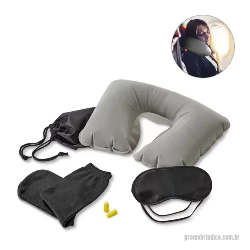 Kit viagem personalizado - Kit de viagem composto por almofada de pescoço, máscara para dormir, tampões para ouvidos (não é um equipamento de proteção individual) e 1 par de meias. Fornecido com bolsa em 190T.