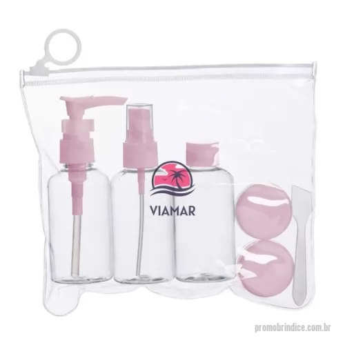 Kit viagem personalizado - Kit viagem 6 peças em estojo ziplock. Contém frasco de 80ml com tampa spray; frasco de 80ml com tampa rosqueável; frasco de 80 ml com tampa pump; 2 potes de 10ml com tampa rosqueável e mini espátula fosca. Frascos plásticos e estojo em pvc com puxador plástico.