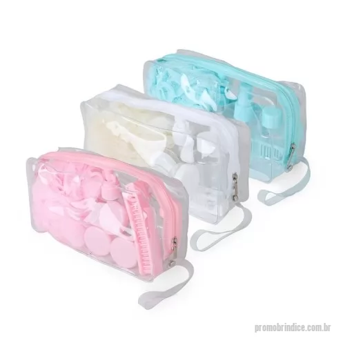 Kit viagem personalizado - Este kit viagem oferece organização e praticidade em 10 peças essenciais para armazenar e aplicar produtos de higiene e beleza. Com frascos produzidos em PET, o kit contém 1 frasco spray de 60ml, 1 frasco com tampa rosqueável de 60ml, 1 frasco pump de 60ml com trava, 3 potinhos de 8ml, espátula, funil, escova de cabelo e pente 2 em 1 e uma esponja de nylon com alça, ideal para uso com sabonete líquido, deixando a pele mais suave e macia. Todas as peças vêm acomodadas em um estojo de PVC com alça, garantindo fácil transporte e um cuidado ideal para viagens ou eventos longe de casa.