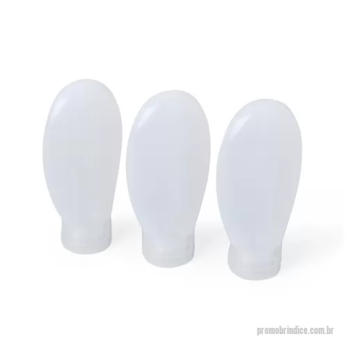 Kit viagem personalizado - O kit viagem 3 peças é a escolha perfeita para quem busca praticidade e organização durante as viagens. O conjunto inclui três frascos plásticos de 60ml, ideais para transportar líquidos e produtos de higiene pessoal, respeitando as normas de segurança para viagens aéreas. O estojo de PVC com ziplock mantém os itens organizados e seguros, além de evitar que a umidade espalhe para a área externa, caso os itens estejam molhados.  Altura :  14,9 cm  Largura :  15,1 cm