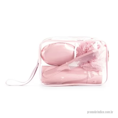 Kit viagem personalizado - it de viagem composto por quatro itens em plástico: pente, porta-sabonete e porta-escova confeccionados em plástico polipropileno (PP) e esponja de banho em plástico polietileno (PE). O pente possui construção resistente, enquanto o porta-sabonete conta com aberturas inferiores para escoamento, o porta-escova dispõe de um espelho redondo fixo à tampa e a esponja de banho apresenta alça em tecido para transporte. Acompanha nécessaire em PVC com fechamento em zíper e alça em couro sintético presa ao puxador.