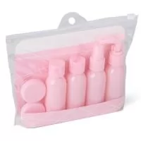Kit Viagem Plástico 6 Peças – Praticidade para Levar o Essencial ??  Viaje com mais conforto e organização! Este kit compacto vem em estojo ziplock e é perfeito para transportar produtos de cuidados pessoais de forma prática e segura.  O conjunto inclui:  1 frasco pump 50ml  1 frasco spray 50ml  2 frascos com tampa rosqueável 50ml  2 potes 5ml  Ideal para uso em viagens, passeios ou no dia a dia, garantindo que seus itens fiquem sempre bem armazenados.  Especificações:  Altura: 15 cm  Largura: 17 cm  Profundidade: 4 cm  Área de gravação: 2 x 10 cm (embalagem) / 2 x 2 cm (frascos) / 1 x 1 cm (potes)  Peso: 83 g  ???? Compacto, leve e funcional: seu aliado em qualquer viagem!