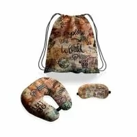 Kit viagem composto por Sacochila em microfibra, máscara de dormir em helanca com acabamento em malha e almofada de pescoço em helanca. Conjunto desenvolvido para organização e apoio durante deslocamentos, pausas e momentos de descanso.