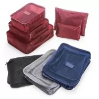	Kit viagem necessaire com 6 peças confeccionadas em nylon. O cojunto de necessaires possui tamanhos diferenciados, sendo 3 unidades com: alça para transporte, zíperes com pegadores emborrachados, parte frontal com malha de nylon e plaquinha emborrachada para personalização; possui também 3 unidades de necessaires em nylon inteiramente lisas e impermeáveis.  Tamanho total aproximado  (CxL):   Necessaire 1: 30 cm x 40 cm Necessaire 2: 26 cm x 30,5 cm Necessaire 3: 19 cm x 30 cm Necessaire 4: 26 cm x 33,5 cm Necessaire 5: 25 cm x 25,4 cm Necessaire 6: 15,5 cm x 24 cm