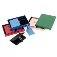 Kit de viagem composto por dois itens: porta-passaporte e tag identificadora de bagagem, ambos em poliuretano (PU). O porta-passaporte possui fechamento magnético e fivela metálica, dois bolsos internos, sendo um deles com quatro compartimentos para cartões, além de dois bolsos menores para cartões SIM. A tag identificadora apresenta aba para proteger o visor plástico e um cartão interno dupla face em papel cartão no tamanho 5,5 cm x 8,5 cm para o preenchimento de dados pessoais, além de alça lateral em PU com fivela metálica. Acompanha caixa em papelão com berço fixo em espuma de EVA com acabamento aveludado para guardar os itens do conjunto.  Altura :  19,1 cm  Largura :  23 cm  Profundidade :  2,8 cm