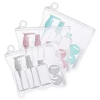 Kit viagem 6 peças em estojo ziplock. Contém frasco de 80ml com tampa spray; frasco de 80ml com tampa rosqueável; frasco de 80 ml com tampa pump; 2 potes de 10ml com tampa rosqueável e mini espátula fosca. Frascos plásticos e estojo em pvc com puxador plástico.