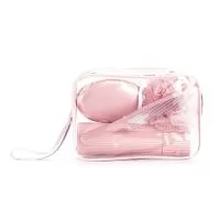 Kit de viagem composto por quatro itens em plástico: pente, porta-sabonete e porta-escova confeccionados em plástico polipropileno (PP) e esponja de banho em plástico polietileno (PE). O pente possui construção resistente, enquanto o porta-sabonete conta com aberturas inferiores para escoamento, o porta-escova dispõe de um espelho redondo fixo à tampa e a esponja de banho apresenta alça em tecido para transporte. Acompanha nécessaire em PVC com fechamento em zíper e alça em couro sintético presa ao puxador.