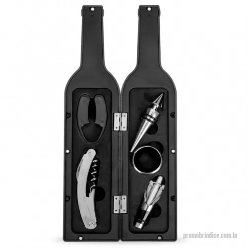 Kit vinho personalizado - Kit vinho formato garrafa com 5 peças: tampa de bico, wine collar, bico condutor com tampa, saca rolhas metálico com lâmina de corte e abridor de garrafa e cortador de lacre. Estojo com fechamento imantado e área interna com berço de espuma.