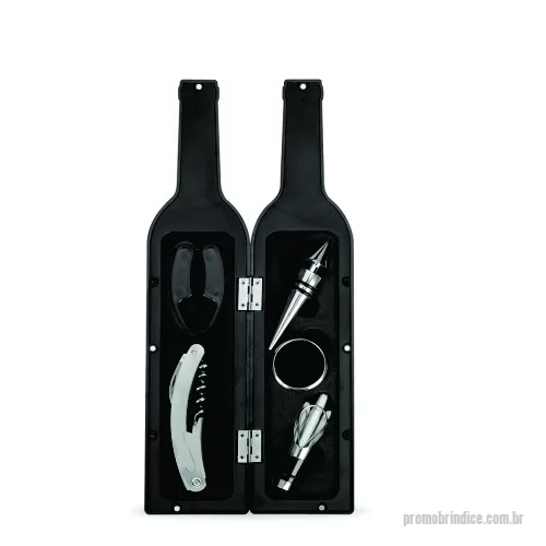 Kit vinho personalizado - Kit vinho formato garrafa com 5 peças: tampa de bico, wine collar, bico condutor com tampa, saca rolhas metálico com lâmina de corte e abridor de garrafa e cortador de lacre. Estojo com fechamento imantado e área interna com berço de espuma.