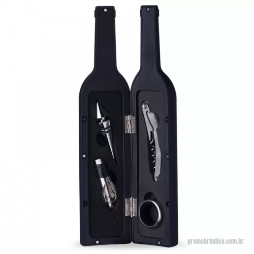 Kit vinho personalizado - Kit vinho formato garrafa com 4 peças: tampa de bico, bico condutor com tampa, saca rolhas metálico com lâmina de corte e abridor de garrafa e wine collar. Estojo com fechamento imantado e área interna com berço de espuma. Altura : 32,4 cm Largura : 7,2 cm