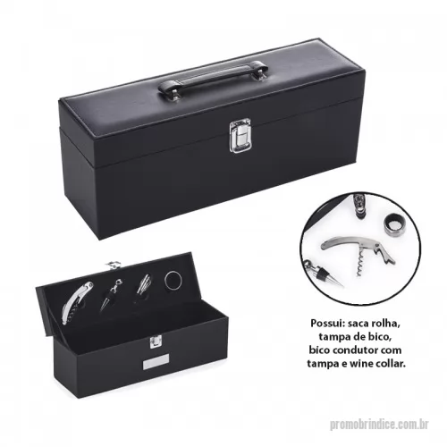 Kit vinho personalizado - Kit vinho 4 peças em maleta de couro sintético. Possui: saca rolha, tampa de bico, bico condutor com tampa e wine collar. Parte interna revestida de veludo, possui suporte em couro sintético com velcro para ficar garrafa de vinho. Possui alça em couro e trava metálica, acompanha plaqueta de metal para personalização.*Não acompanha o vinho.