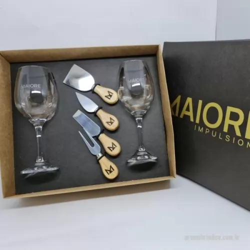 Kit vinho personalizado - Kit Queijo personalizado em caixa de papel, 2 Taças, 2 Facas, 1 Garfo e 1 Espatula.