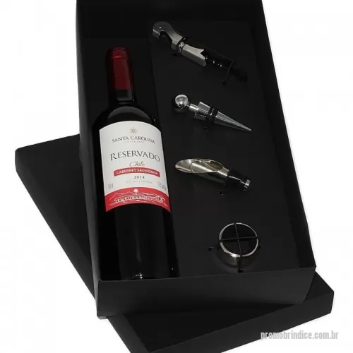Kit vinho personalizado - Kit Vinho personalizado em caixa de papel, Vinho Santa Carolina 750ml, Salva gotas, Abridor, direcionador para vinho e Tampa de vinho.