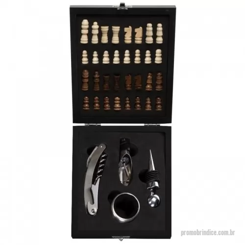 Kit vinho personalizado - Kit vinho 4 peças em estojo tabuleiro de xadrez. Contém wine collar, tampa de bico, bico condutor com tampa e saca rolhas metálico com lâmina de corte e abridor de garrafa. Estojo com trava de segurança e área interna com berço de espuma, acompanham 32 peças de xadrez e plaquinha metálica para personalização.  Largura :  14,2 cm  Comprimento :  16,2 cm  Medidas aproximadas para gravação (CxL):  2 cm x 6 cm  Peso aproximado (g):  487