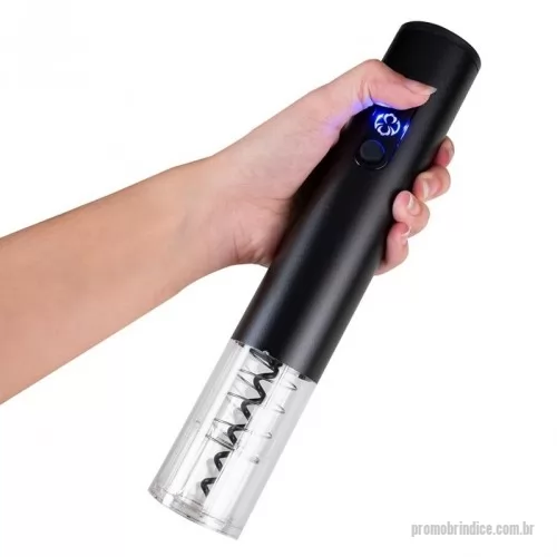 Kit vinho personalizado - Kit vinho Personalizado 18555 com sua logomarca. 20 anos ajudando a cotar Brindes Promocionais com várias empresas num único clique. Saca rolhas elétrico com cortador de lacre. Parte superior em aço inoxidável e parte inferior acrílica, possui compartimento para 4 pilhas AA na parte superior (não acompanha pilhas) – contém desenho indicativo de abertura e fechamento da tampa; botões para extração e remoção de rolhas e parte inferior com anel cortador de lacre (removível). OBS.: Não afundar o produto na água ou qualquer outro tipo de líquidoSaca rolhas elétrico com cortador de lacre. Parte superior em aço inoxidável e parte inferior acrílica, possui compartimento para 4 pilhas AA na parte superior (não acompanha pilhas) – contém desenho indicativo de abertura e fechamento da tampa; botões para extração e remoção de rolhas e parte inferior com anel cortador de lacre (removível). OBS.: Não afundar o produto na água ou qualquer outro tipo de líquidoKit vinho Personalizado, 153686, Asa Brindes. Clique e Cote no Portal PromoBríndice!
