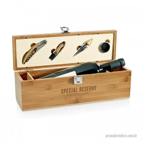 Kit vinho personalizado - Conjunto para vinho em bambu e zinco. Incluso saca-rolhas com canivete de sommelier, gargantilha, salva-gotas com tampa e rolha. Tamanho: 363 x 112 x 119 mm. ** conjunto não vem com o vinho