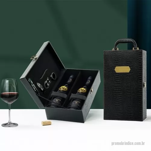 Kit vinho personalizado - Kit vinho 4 peças em maleta de couro sintético texturizada. Contém saca-rolhas metálico, bico condutor com tampa, cortador de lacre e wine collar. Maleta com alça, trava de segurança e plaquinha metálixa fixa. Área interna revestida de veludo com suportes de nylon com velcro e duas repartições para garrafas.  Altura :  11,9 cm  Largura :  19,8 cm  Comprimento :  34,3 cm