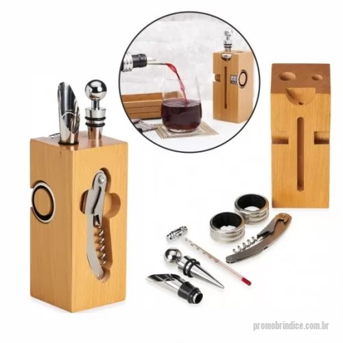 Kit vinho personalizado - Kit Vinho 6 peças – KPV3 Kit vinho 6 peças em cepo de madeira, contém tampa de bico, bico condutor com tampa, termômetro, dois wine collars e saca rolhas metálico com abridor e lâmina de corte. Gravação a laser ou silkscreen 1 cor. Tamanho Aprox.: 21,3 x 6,7 x 6,7 cm