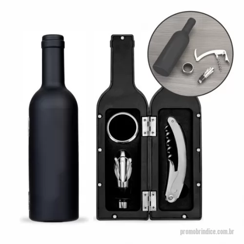 Kit vinho personalizado - Kit Vinho 3 peças – KPV1 kit vinho formato garrafa com 3 peças: wine collar, bico condutor com tampa e saca rolhas metálico com lâmina de corte e abridor de garrafa. Estojo com fechamento imantado e área interna com berço de espuma. Gravação em baixo relevo ou silkscreen 1 cor. Tamanho Aprox.: 23 x 6,1 cm.