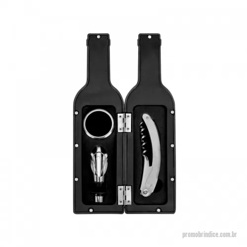 Kit vinho personalizado - Kit vinho formato garrafa com 3 peças: wine collar, bico condutor com tampa e saca-rolhas metálico com lâmina de corte e abridor de garrafa. Estojo com fechamento imantado e área interna com berço de espuma.