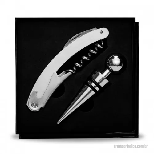 Kit vinho personalizado - Kit vinho 2 peças em estojo com tampa, contém saca-rolhas metálico com lâmina de corte e abridor de garrafa e tampa de bico. Área interna do estojo com berço de espuma. Acompanha plaquinha metálica para personalização.