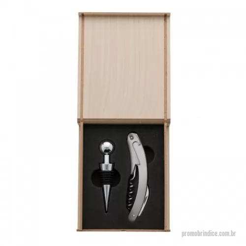 Kit vinho personalizado - Kit vinho 2 peças em estojo de madeira. Parte interna revestida com espuma, acompanha tampa de bico e saca-rolhas.