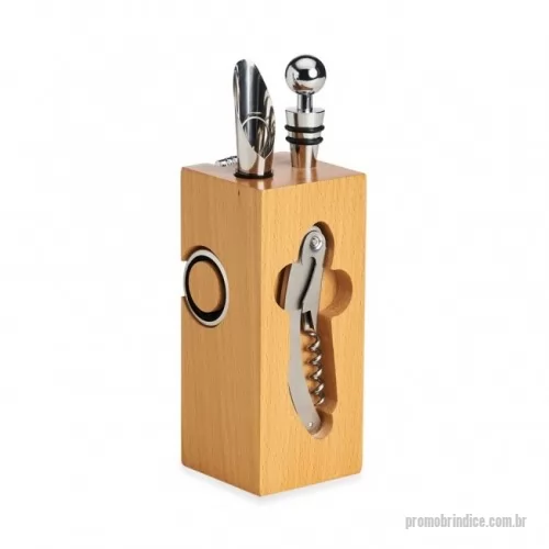 Kit vinho personalizado - Kit vinho 6 peças em cepo de madeira, contém tampa de bico, bico condutor com tampa, termômetro, dois wine collars e saca rolhas metálico com abridor e lâmina de corte.