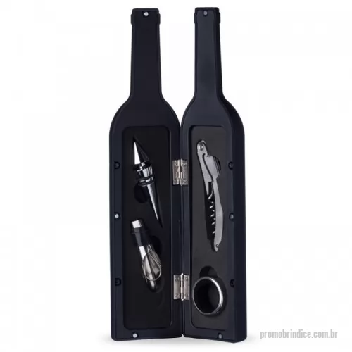 Kit vinho personalizado - Kit vinho formato garrafa com 4 peças: tampa de bico, bico condutor com tampa, saca-rolhas metálico com lâmina de corte e abridor de garrafa e wine collar. Estojo com fechamento imantado e área interna com berço de espuma.