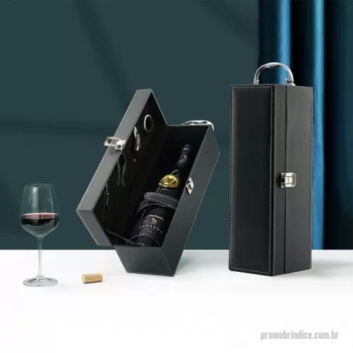 Kit vinho personalizado - Kit vinho 4 peças em maleta de couro sintético. Contém saca-rolhas metálico, bico condutor com tampa, cortador de lacre e wine colar. Maleta com alça, trava de segurança e parte interna revestida de veludo com área de acomodação para garrafa.