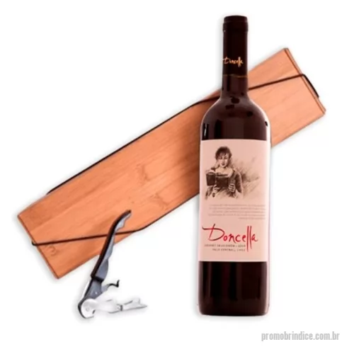 Kit vinho personalizado - Para os apreciadores de um bom vinho. Ótima opção de presente personalizado! Kit contém: – 01 Vinho Doncella 750ml – 01 Saca rolhas dois estágios – 01 Caixa kraft 33,7X8,2X8,2CM: Peso 1.298g * Consulte quantidade mínima * Confira opções de personalização * Imagem meramente ilustrativa