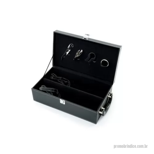 Kit vinho personalizado - Kit vinho 4 Peças em maleta de couro sintético com duas repartições para garrafas. Contém saca-rolhas metálico, bico condutor com tampa, cortador de lacre e wine collar. Maleta com alça e trava de segurança, área interna revestida de veludo com suporte em couro sintético e velcro em cada repartição para fixação das garrafas.