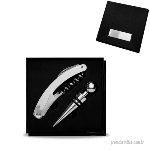 Kit vinho personalizado - Kit vinho 2 peças em estojo com tampa, contém saca-rolhas metálico com lâmina de corte e abridor de garrafa e tampa de bico. Área interna do estojo com berço de espuma. Acompanha plaquinha metálica para personalização.