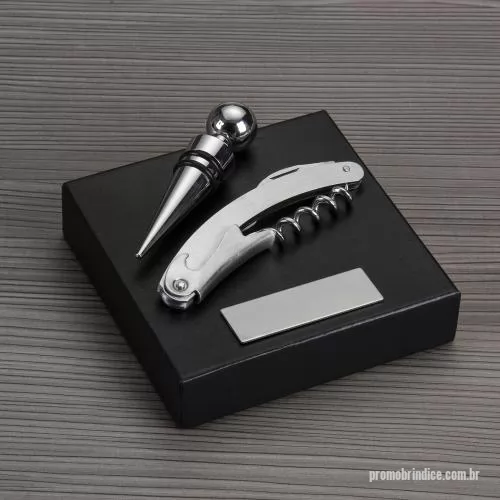 Kit vinho personalizado - Kit vinho 2 peças em estojo com tampa, contém saca-rolhas metálico com lâmina de corte e abridor de garrafa e tampa de bico. Área interna do estojo com berço de espuma. Acompanha plaquinha metálica para personalização. 11,8 cm x 11,8 cm