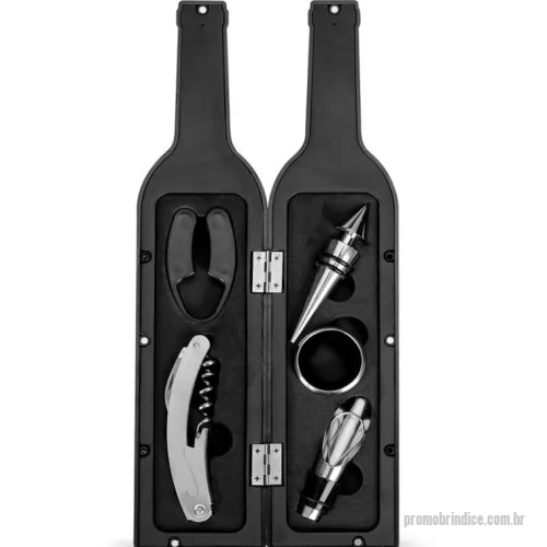 Kit vinho personalizado - Kit vinho formato garrafa com 5 peças: tampa de bico, wine collar, bico condutor com tampa, saca-rolhas metálico com lâmina de corte e abridor de garrafa e cortador de lacre. Estojo com fechamento imantado e área interna com berço de espuma.