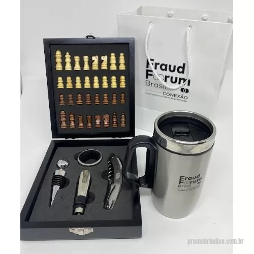 Kit vinho personalizado - Kit vinho 4 peças em estojo tabuleiro de xadrez. Contém wine collar, tampa de bico, bico condutor com tampa e saca-rolhas metálico com lâmina de corte e abridor de garrafa. Estojo com trava de segurança e área interna com berço de espuma, acompanham 32 peças de xadrez e plaquinha metálica para personalização.