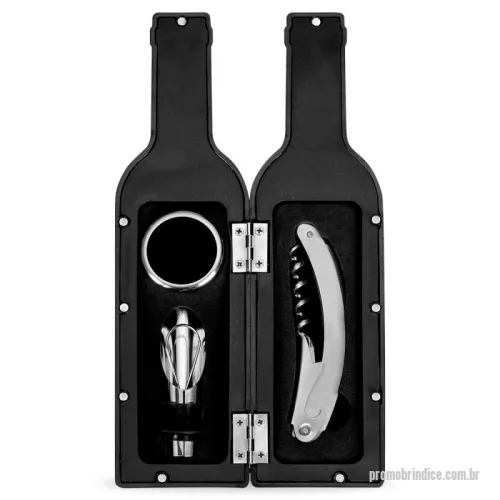 Kit vinho personalizado - Kit vinho formato garrafa com 3 peças: wine collar, bico condutor com tampa e saca-rolhas metálico com lâmina de corte e abridor de garrafa. Estojo com fechamento imantado e área interna com berço de espuma.